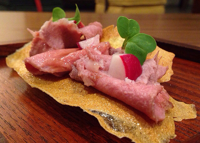 crisp de milho com língua e rabanete - Foto: Alexandra Forbes