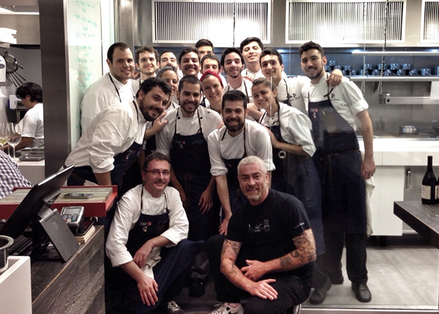 O também chefe Alex Atala invadiu a cozinha, e jantou por lá mesmo! - Foto: Alexandra Forbes