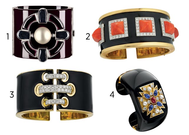 (1) Versão atual do Bracelete Cruz de Malta da Chanel, com uma pérola ao centro; (2 e 3) braceletes com diamantes, ouro e esmalte, David Webb; e (4) peça orignal desenhada por Verdura - Foto: reprodução/Harper's Bazaar
