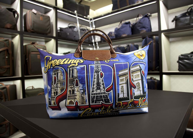A clássica bolsa da marca, ”Le Pliage” que Jeremy Scott desenvolveu especialmente para a nova loja da marca - Foto: reprodução