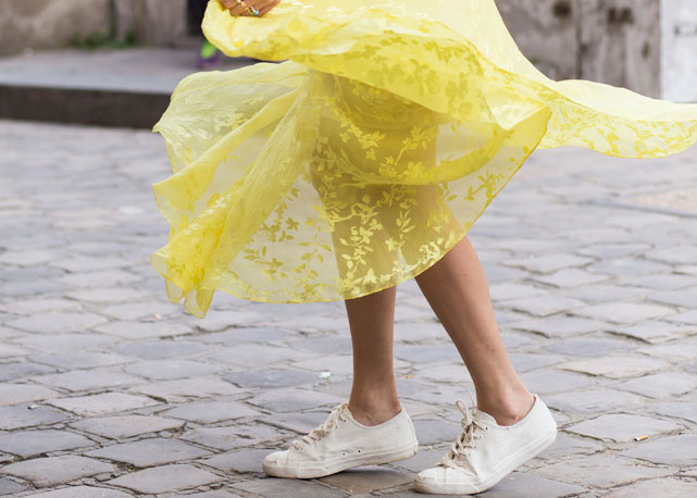 Tênis virou a tendencinha da vez, além dos clássicos modelos grifes internacionais e nacionais investem em sneakers mais elaborados - Foto: reprodução/Bazaar