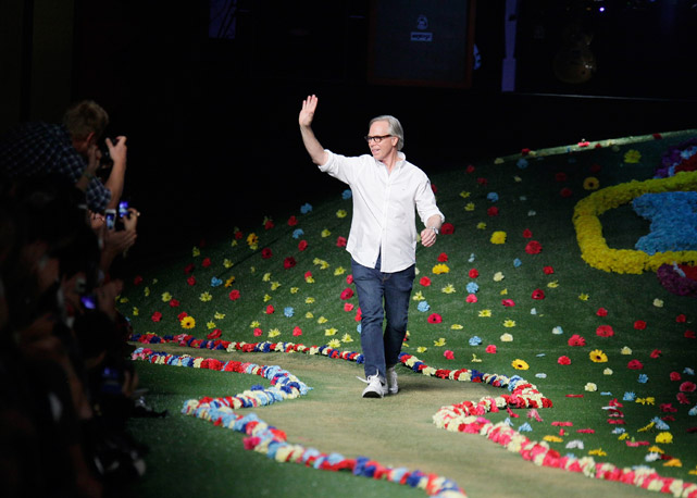 Tommy Hilfiger ao final do desfile de verão 2015 da grife que leva seu nome, em setembro, na temporada de Nova York - Foto: Getty Images