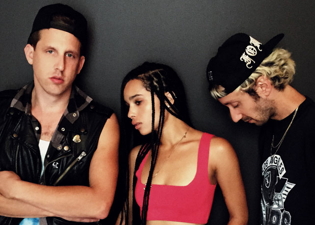 LOLAWOL, a banda que salvou Zoë do tédio e é capaz de fazê-la virar uma pop star na música - Foto: reprodução/Harper's Bazaar
