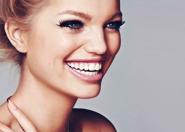 Anote as dicas abaixo e garanta dentes mais brancos! - Foto: reprodução / Harper´s Bazaar