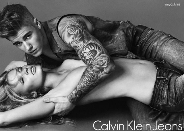 Lara Stone e Justin Bieber para  Calvin Klein - Foto: Divulgação