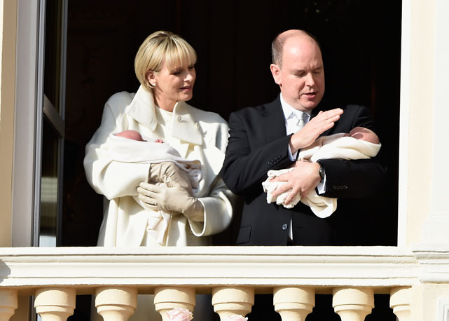 Princesa Charlene e o príncipe Albert II com seus filhos príncipe Jacques e princesa Gabriella - Foto: Getty Images