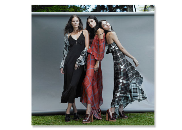 Marcelle veste blusa de crepe de chine, R$ 1.172; e saia de georgette de seda, R$1.942. Carol veste blusa de seda, R$ 1.098; saia de crepe de chine, R$ 1.486; e braceletes, R$ 724 cada - Foto: reprodução/Harper's Bazaar