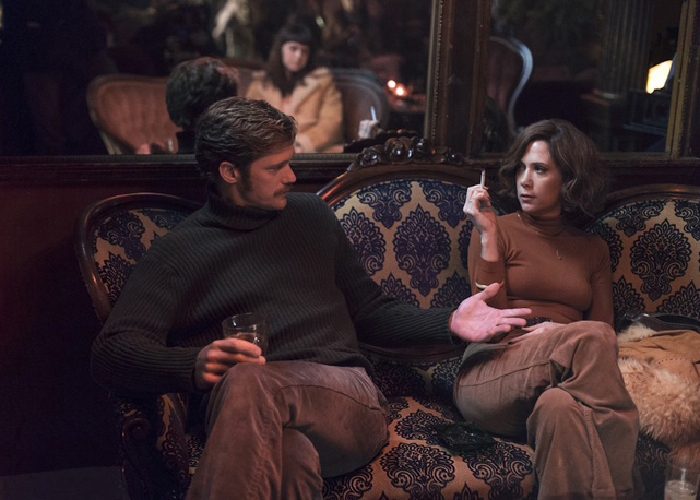 Alexander Skarsgard and Kristen Wiig in "The Diary of a Teenage Girl." - Foto: Divulgação