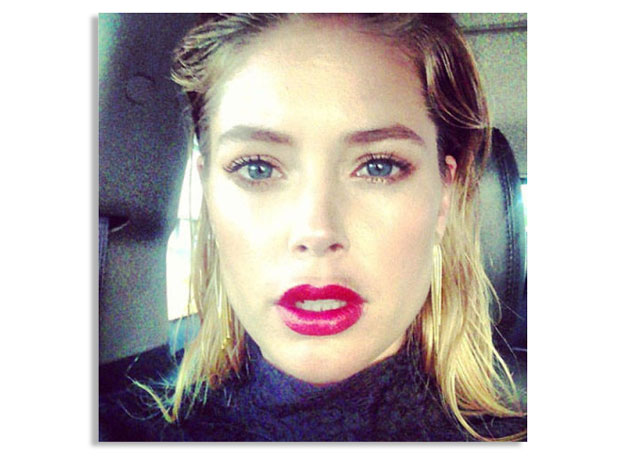 Dica de Doutzen Kroes: encontre a luz natural perfeita. A iluminação deve ser na frente do rosto, não atrás - Foto: reprodução/Instagram