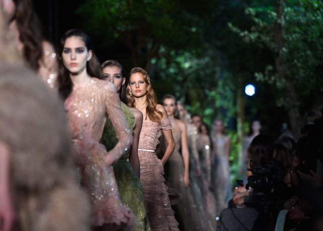 Fila final do desfile de verao 2015 de alta-costura da Elie Saab - Foto: Gety Images