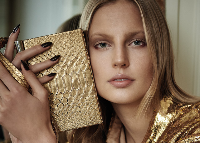Avesso do avesso: jaqueta de paetês Rochas e bolsa de píton Lanvin - Foto: reprodução/Harper's Bazaar