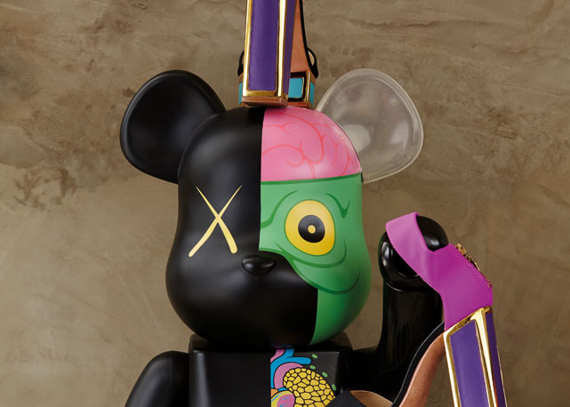 Sandálias Triyaapoiadas em toy art comprado na Lane Crawford - Foto: reprodução/Harper's Bazaar