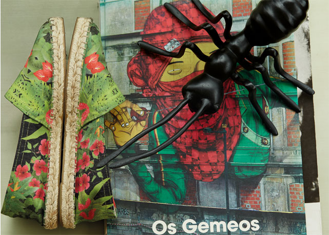 Alpargatas Triya, livro de Os Gêmeos e formiga Conceito: firmacasa - Foto: reprodução/Harper's Bazaar