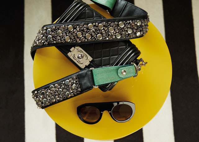 Bolsa Chanel e óculos Osklen - Foto: reprodução/Harper's Bazaar