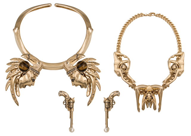 Colar de ouro com ônix e cristais Swarovski; Brincos de ouro com pérola; Colar de ouro com olhos em cristal Swarovski - Foto: Reprodução