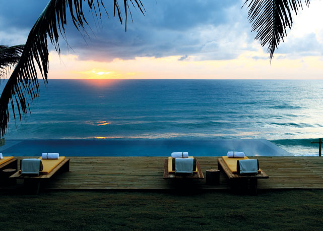 Vista para a piscina de borda infinita e o mar a partir do jardim - Foto: reprodução/Harper's Bazaar