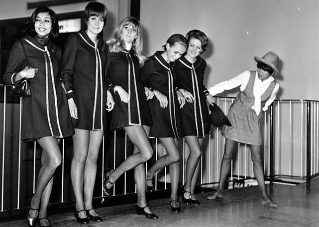 Mary Quant e suas modelos de mini - Foto: Getty Images