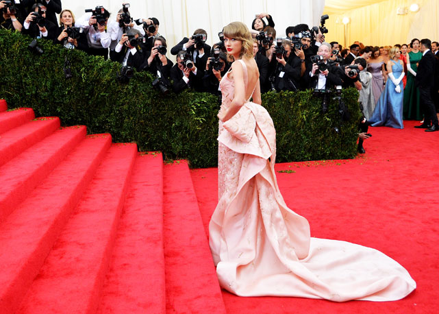 Longo rosa de Taylor Swift foi hit na edição 2014 do Met Ball - Foto: Getty Images