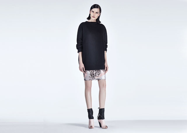 Moletom Hering, R$ 70; saia PatBo, R$ 1.495; Botas Dior, R$ 6.300 - Foto: reprodução / Harper´s Bazaar