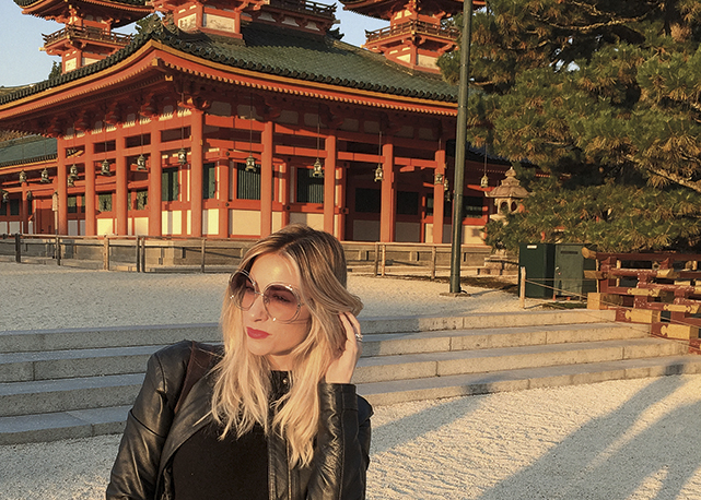 Tatiane diante do Heian Shrine, um dos principais templos de Quioto, construido em 1895 - Foto: reprodução / Harper´s Bazaar