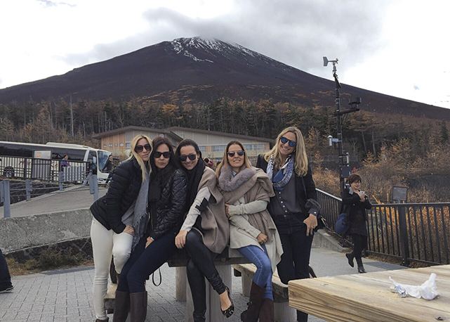 A blogueira e as amigas aos pés do Monte Fuji - Foto: reprodução / Harper´s Bazaar