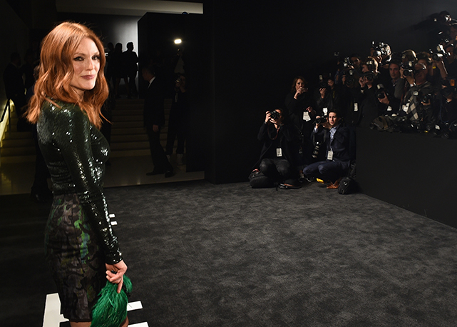 Juliane Moore, que vai cruzar o tapete vermelho do Oscar com um vestido de Tom Ford, marcou presença no front row de inverno 2015 do estilista - Foto: Getty Images