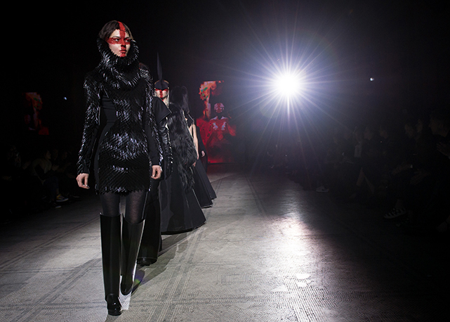 Fila final da apresentação de inverno 2015 de Gareth Pugh na LFW. Nos pés, botas criadas em parceria com a Melissa - Foto: Getty Images