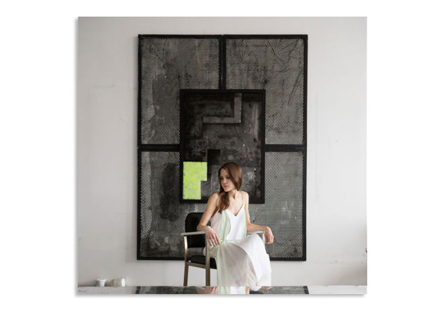 Pari Ehsan  com uma das obras de Jason Gringler - Foto: divulgação