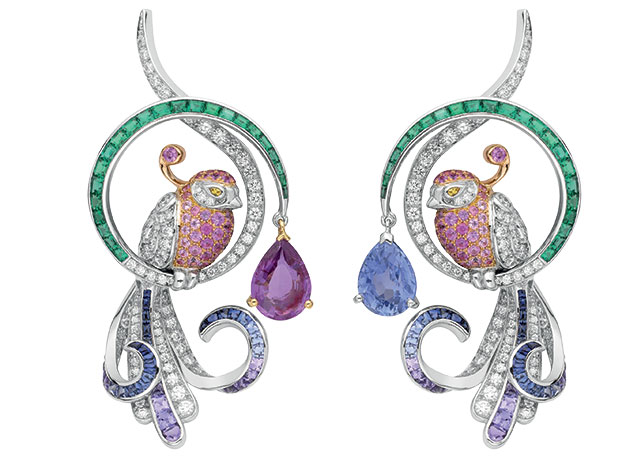 Brincos da linha Birds of Paradise, em ouro branco e rosa com diamantes, esmeraldas e safiras azuis, pink, violetas eamarelas Van Cleef & Arpels - Foto: reprodução/Bazaar