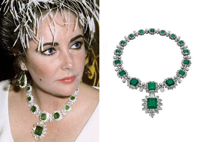 À esquerda Elizabeth em uma premiere em Paris no ano de 1968, e à direita o colar da Bvlgari de diamantes e esmeraldas - Fotos: reprodução
