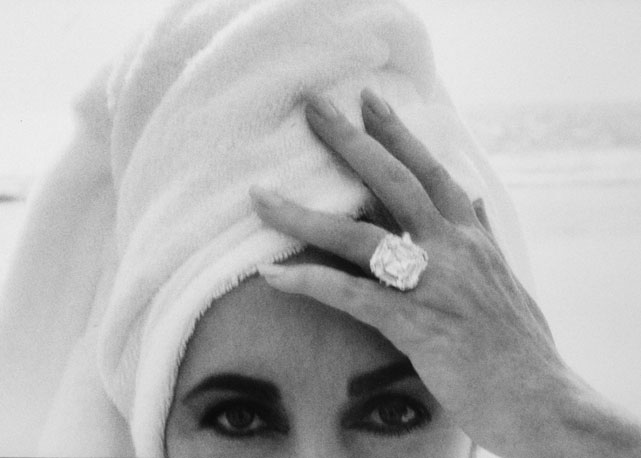 Elizabeth Taylor com seu diamante The Krupp - Foto: reprodução