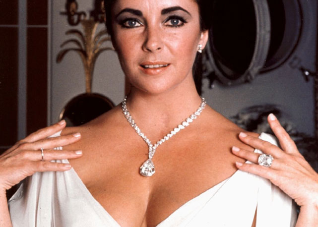 Elizabeth Taylor com o colar que contém o diamantes Tayloy-Burton e em sua mão direita o diamantes The Krupp - Foto: reprodução