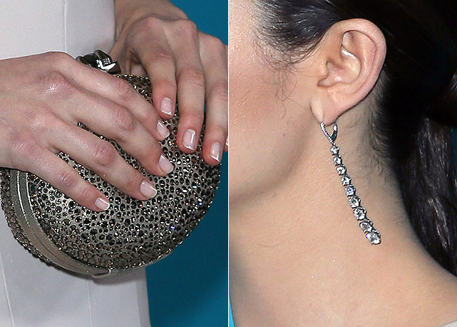 Clutch e brinco que complementam o look de Emmy Rossum - Fotos: Getty Images