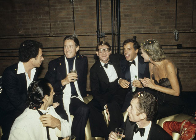 Halston e Yves Saint Laurent no Studio 54, em uma festa após o lançamento do perfume Ópio, em 1978 - Foto: reprodução
