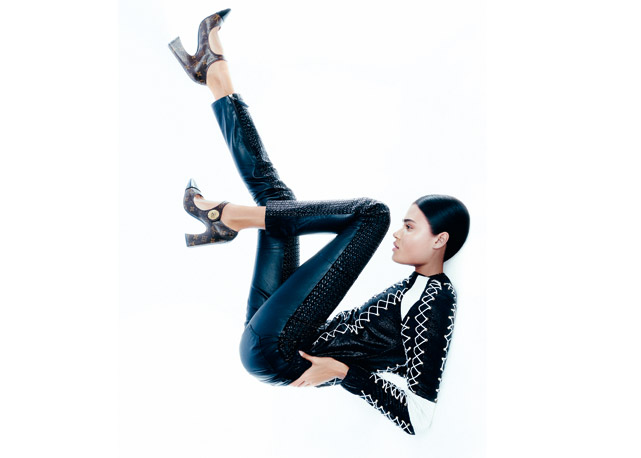 Dani usa jaqueta Triton; e calça Pat Pat's - Foto: reprodução/Harper's Bazaar