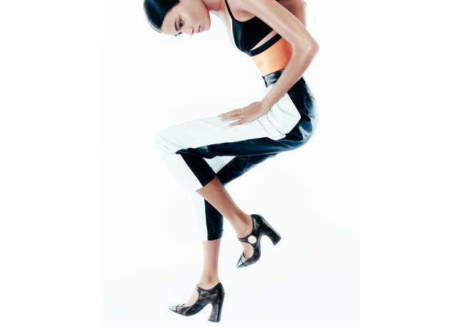 Dani usa top e calça, tudo Pedro Lourenço - Foto: reprodução/Harper's Bazaar