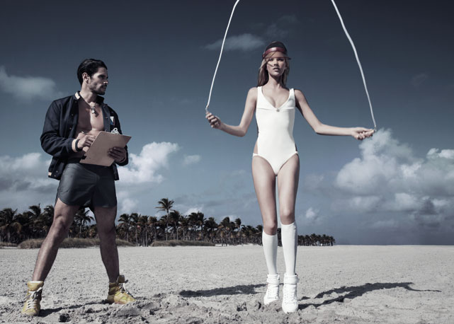 Pular corda queima em média 750 Kcal/hora - Foto: reprodução / Harper´s Bazaar