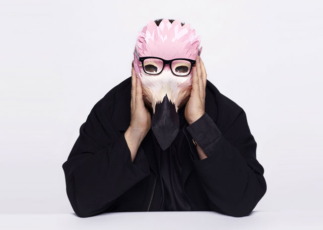 O diretor criativo da Lanvin, Alber Elbaz, em uma máscara feita por Francesca Lombardi - Foto: Karl Lagerfeld/reprodução