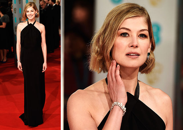 Rosamund Pike veste longo preto de Roland Mouret - Fotos: Getty Images 