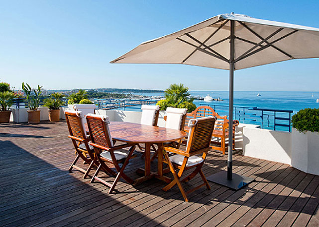 O deck da suíte Penthouse do hotel Martinez - Foto: reprodução