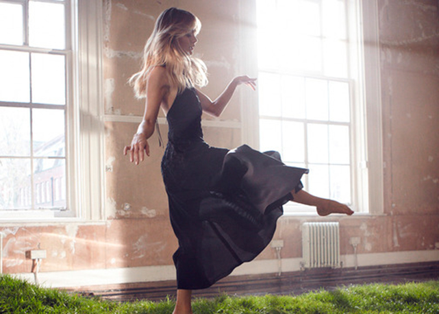 Dance, Cressida!  Frame da campanha estrelada pela bela - Foto: reprodução
