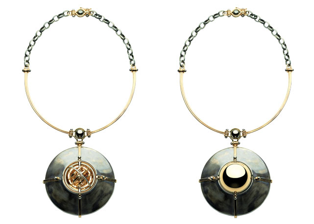 Colar com pingente de ouro, prata e diamante em versão aberta e fechada - Foto: reprodução / Harper´s Bazaar