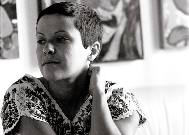 A cantora em sua casa na Joatinga, Rio, em 1973 - Foto: reprodução / Harper´s Bazaar