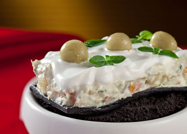 Torrada de pão preto com salada Russa - Foto: Rodrigo Azevedo/divulgação