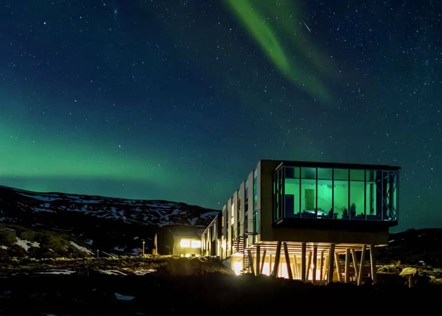 O hotel ION Luxury Adventure, na Islândia. Foto tirada com enquanto acontecia o fenômeno aurora boreal - Foto: reprodução