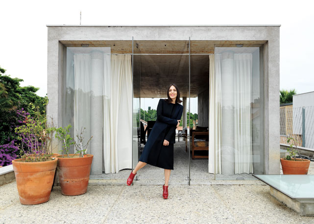 Carolina veste casaco Pedro Lourenço e botas Glória Coelho. Na pág. ao lado, cabana indígena comprada nos EUA e almofadas trazidas de Berlim - Foto: reprodução/Harper's Bazaar