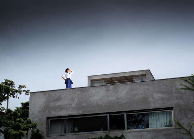 Carolina no terraço do segundo andar da sua casa - Foto: reprodução/Harper's Bazaar