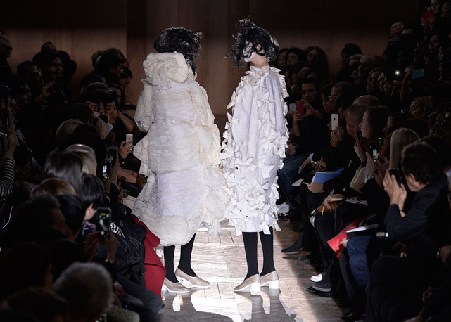 Dizem por aí que Lady Gaga pode usar look de inverno 2015 da Comme des Garçons para subir ao altar? Bem que combina com seu estilo... - Foto: Getty Images