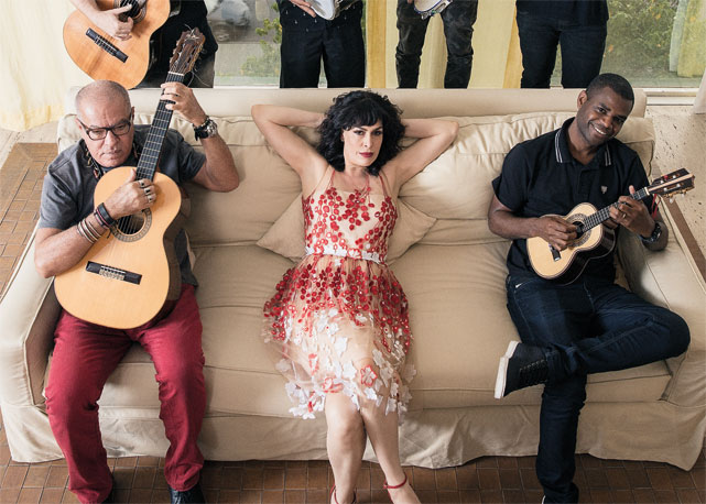 Paula Lavigne em seu apartamento em Ipanema, palco das rodas de samba - Foto: reprodução/Harper's Bazaar