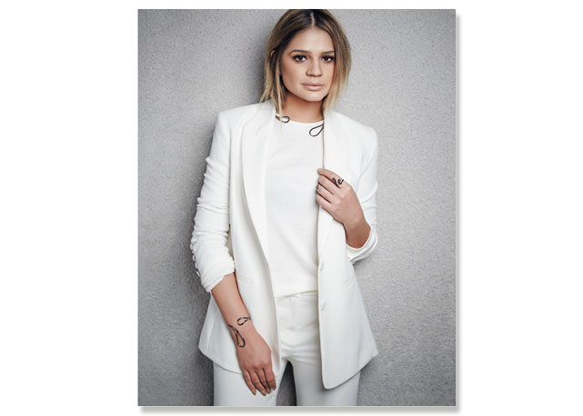 Com joias assinadas por Giovanna Meneghel para Talento, Thássia Naves veste calça, blusa e blazerTalie NK - Foto: reprodução/Harper's Bazaar
